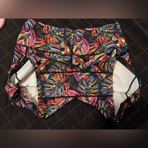 CVG Tropic like it’s hot shorts NWOT - Picture 2 of 4